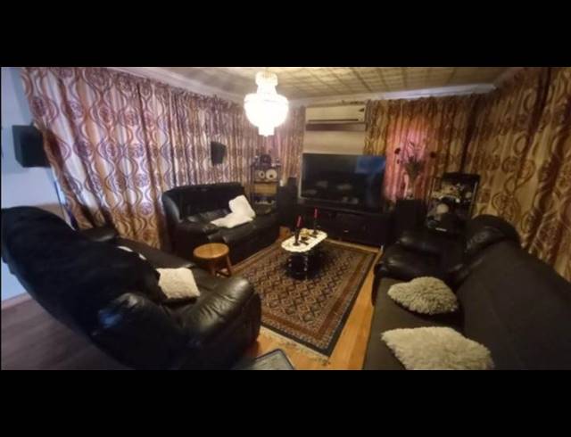 3 BEDROOM HOUSE FOR SALE IN BRACKENHAM